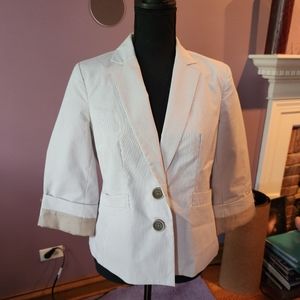 Short jacket with cropped sleeves.